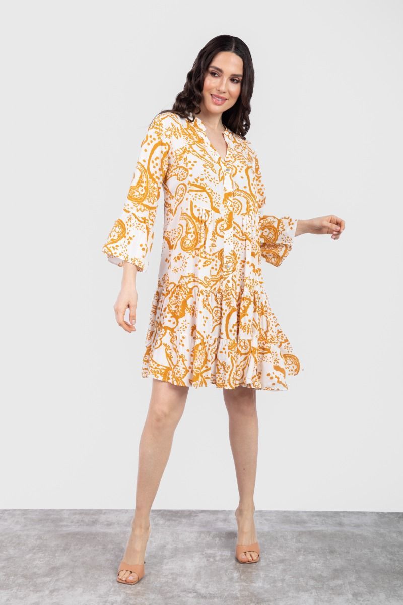 فستان قصير بتفاصيل طبعة البيزلي باللونين الأصفر والأبيض متعدد طبقات