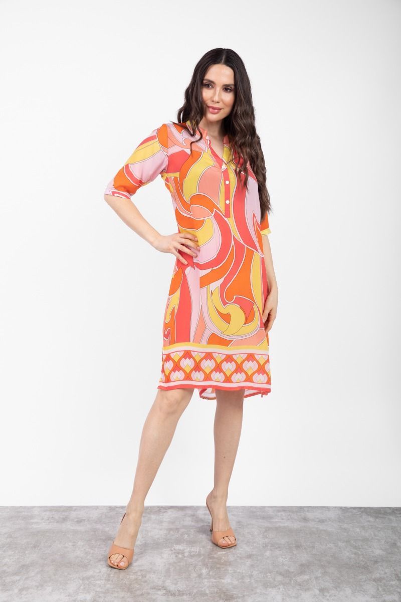 فستان قصير بتصميم مجرد بتدرجات اللونين البرتقالي والصدأ وطبعة ملونة