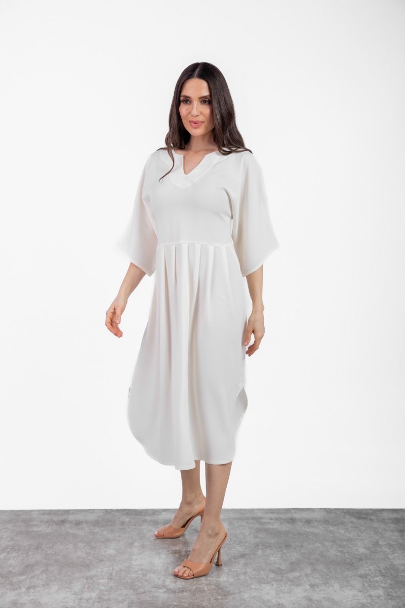 فستان أبيض متوسط الطول مع تجمعات أمامية