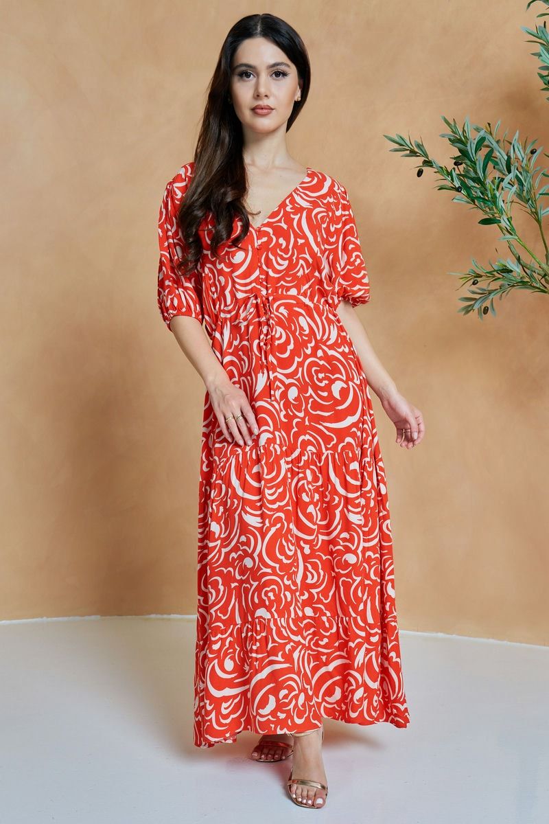 فستان متوسط الطول مطبوع بنقشة مجردة باللونين البرتقالي والأبيض مع تجميعة أمامية