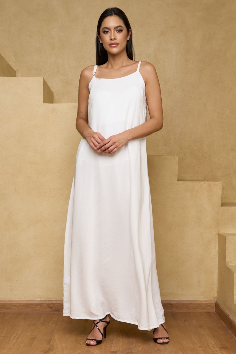 فستان داخلي أبيض بحمالات رفيعة وتصميم حريري طويل