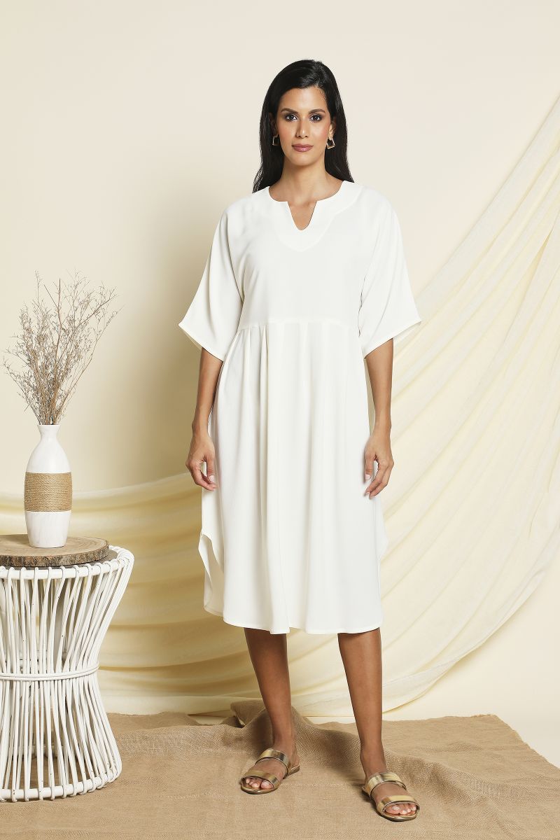 فستان متوسط الطول أبيض مع طيات أمامية