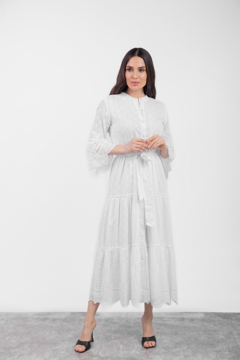 فستان شيفلي أبيض متوسط ​​الطول بطبقات مع ثنيات