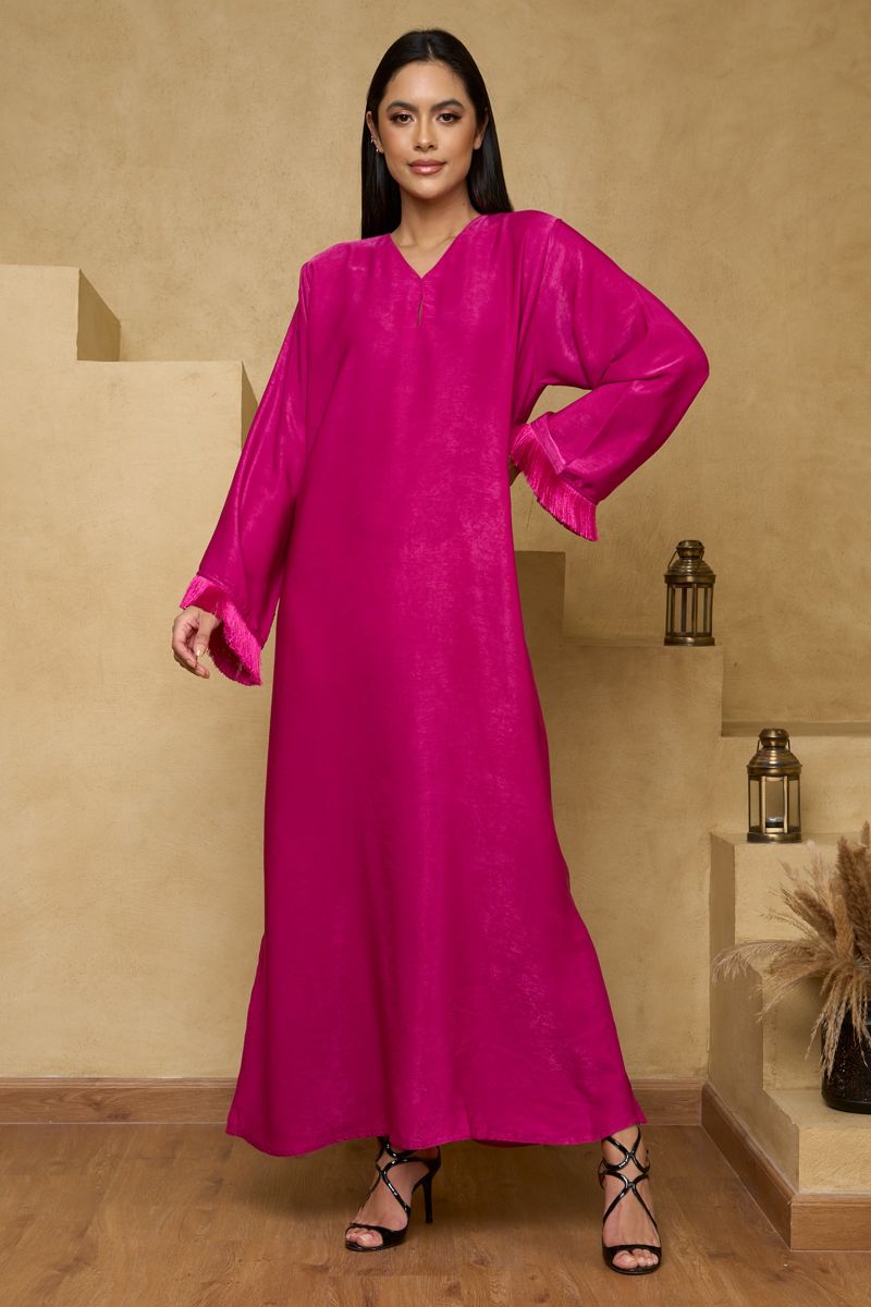 فستان قفطان طويل بلمسة حريرية باللون الوردي مع أكمام مزينة بالحواف