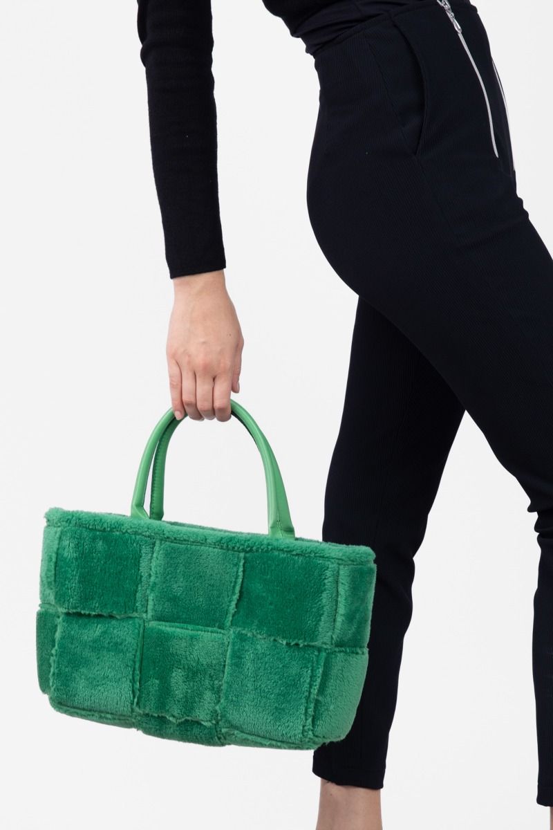 حقيبة يد بفرو مربعة باللون الأخضر الداكن