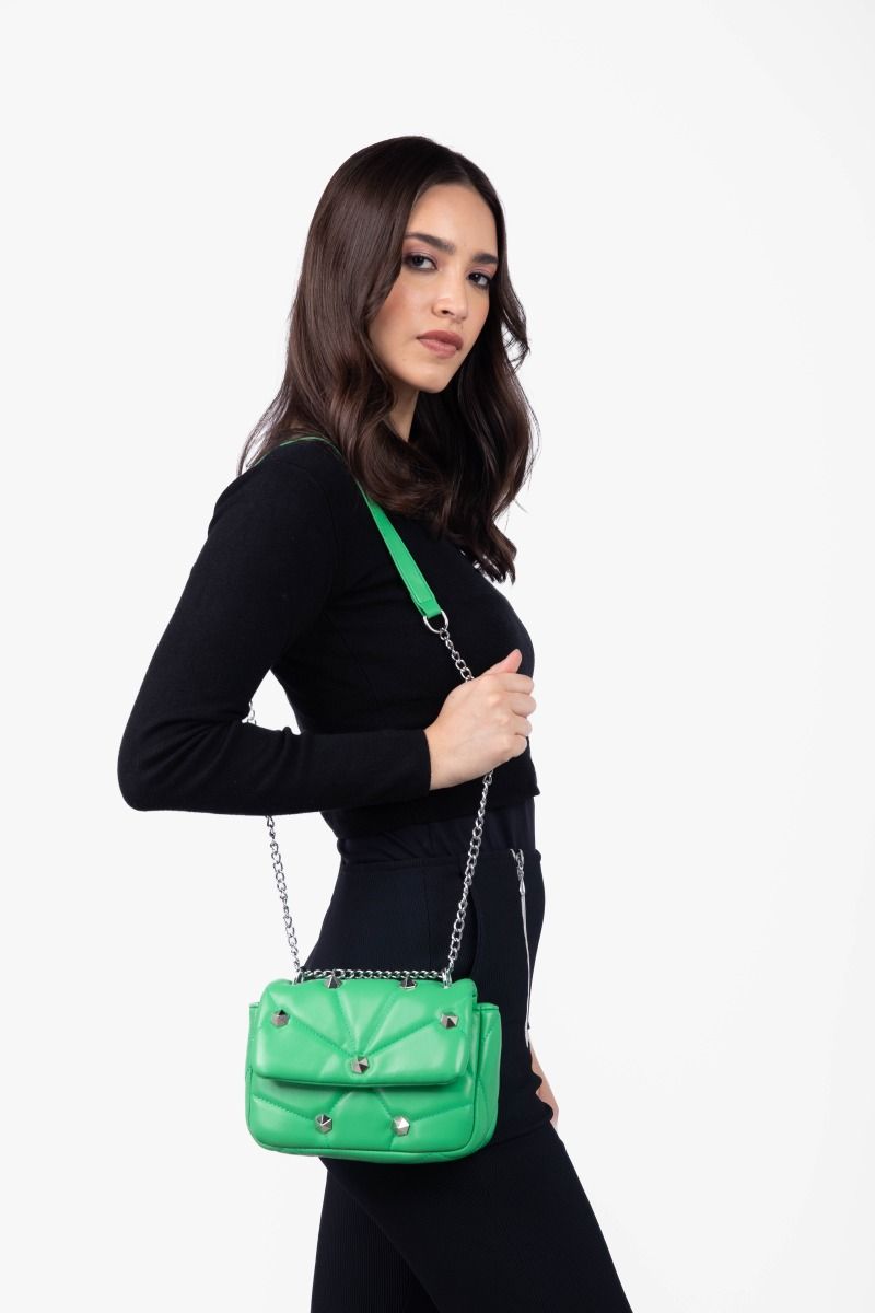حقيبة يد مبطنة باللون الأخضر