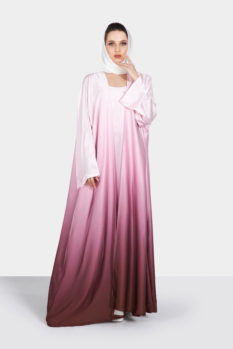 عباية حريرية بأكمام طويلة بتأثير الأومبري باللون الوردي مع فستان داخلي