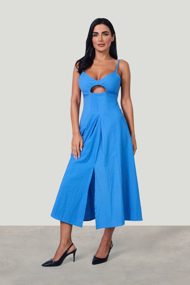 فستان متوسط الطول بفتحة أمامية وحمالة باللون الأزرق
